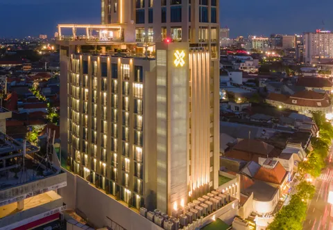 Platinum Hotel Tunjungan Surabaya tampilan gedung malam hari